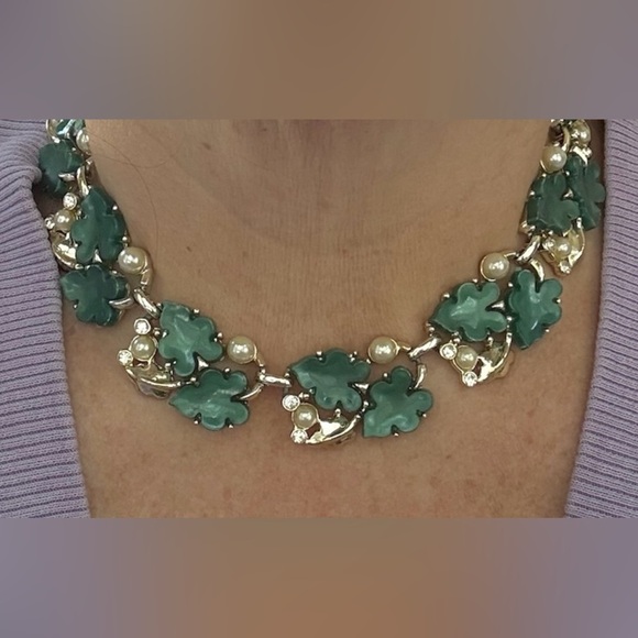 Vintage Elegant Green Leaf Necklace with faux Pearls and rhinestones Gold metal - Picture 1 of 10